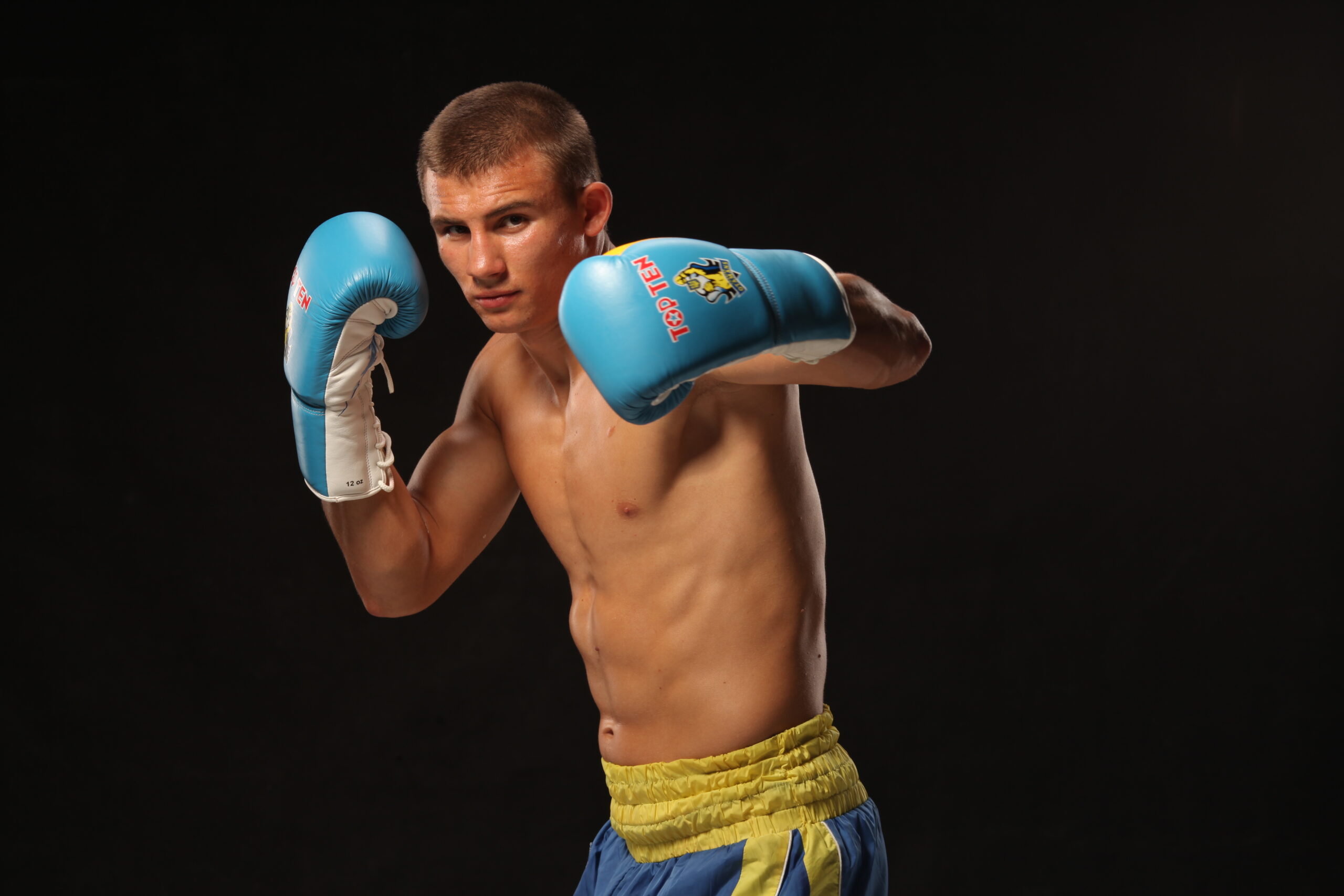 Розіграш рукавичок які підписав Олімпійський чемпіон Олександр Хижняк