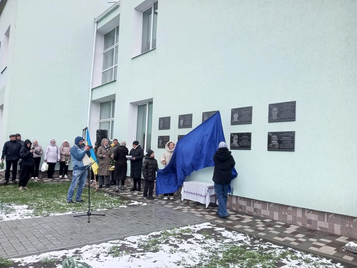 8 квітня в Чорнухинській громаді відкрили меморіальні дошки на честь загиблих військовослужбовців-земляків.
