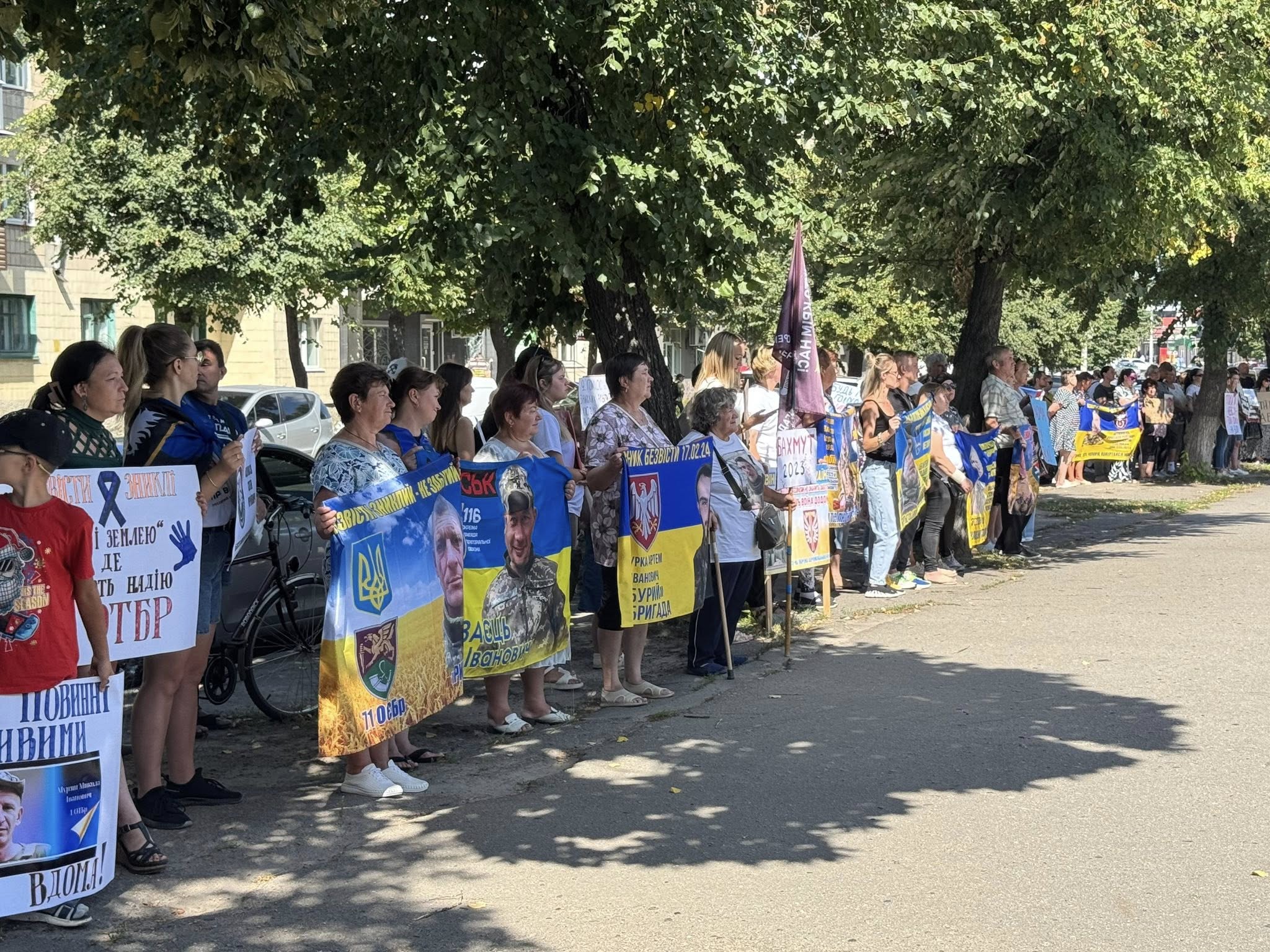 Сьогодні ми долучилися до мирної акції в Лубнах, де лунали голоси тих, хто не має права на тишу. Родин, які живуть між «нічого не відомо» і «ми тримаємось».