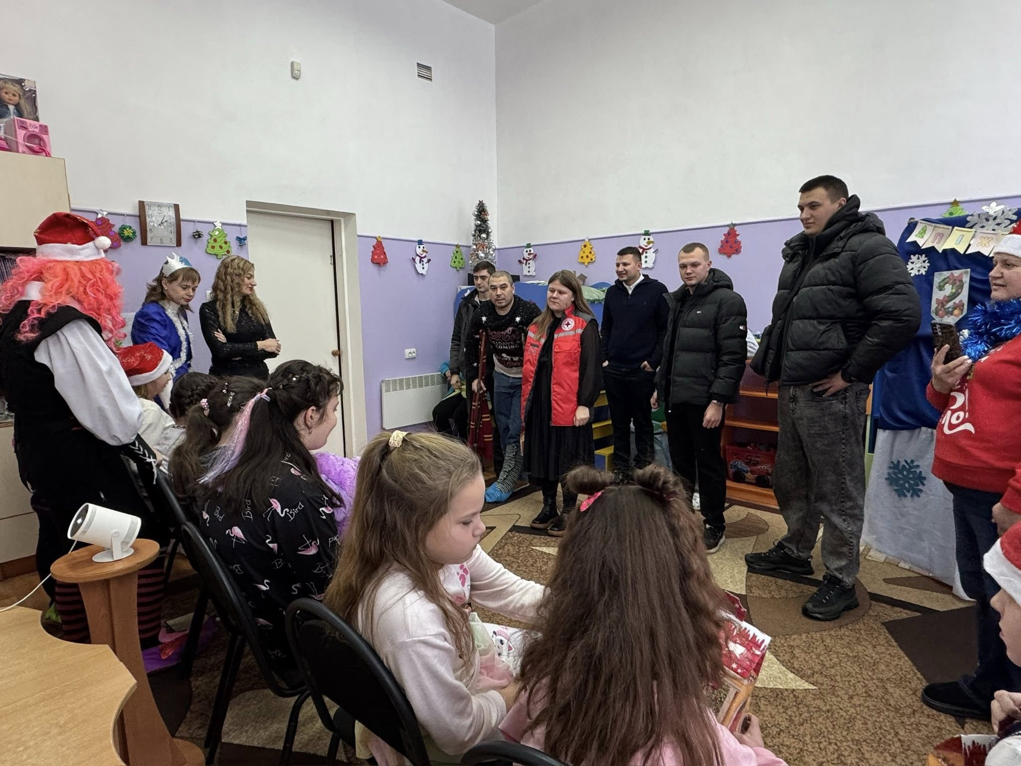 З нагоди новорічних свят, з ініціативи Молодіжної ради та за підтримки небайдужих людей, ми передали понад півтори сотні солодких подарунків дітям у закладах, де турбота і увага мають особливу цінність